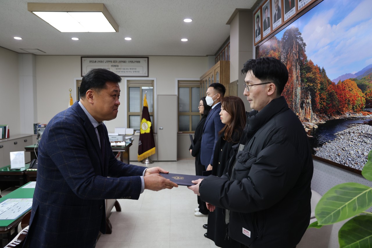'2025년 1월 정기인사 발령에 따른 임용장수여식' 게시글의 사진(4) '제9대 단양군의회-1. 7. 임용장수여식-65797705112.jpg'