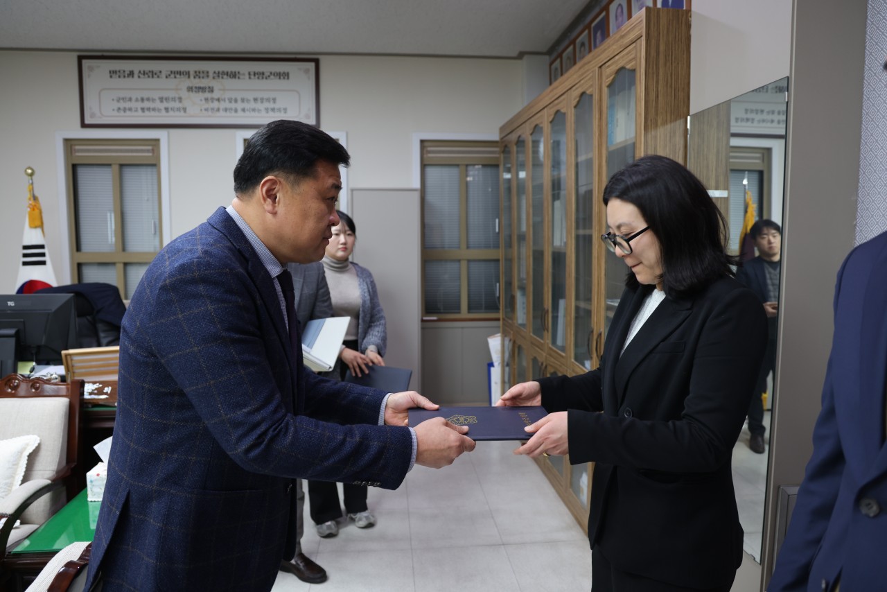 '2025년 1월 정기인사 발령에 따른 임용장수여식' 게시글의 사진(1) '제9대 단양군의회-1. 7. 임용장수여식-65797705115.jpg'