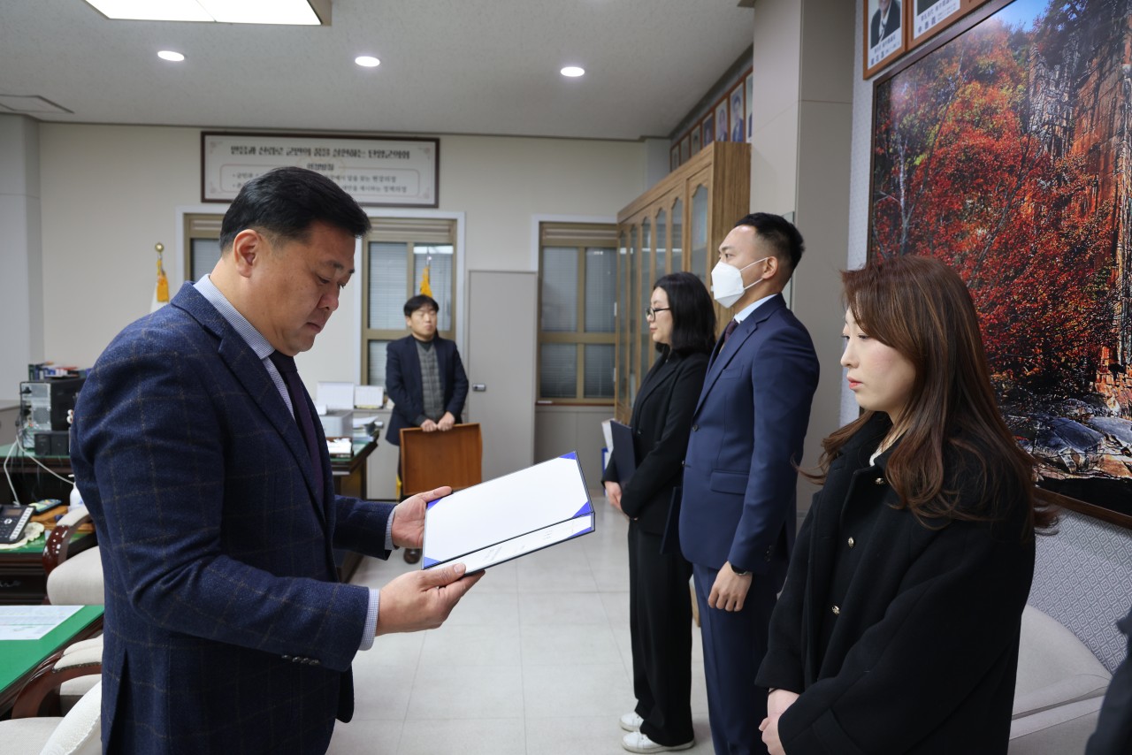 '2025년 1월 정기인사 발령에 따른 임용장수여식' 게시글의 사진(3) '제9대 단양군의회-1. 7. 임용장수여식-65797705113.jpg'