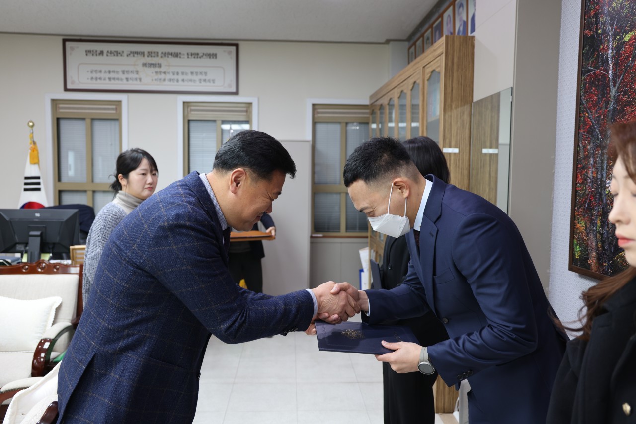 '2025년 1월 정기인사 발령에 따른 임용장수여식' 게시글의 사진(2) '제9대 단양군의회-1. 7. 임용장수여식-65797705114.jpg'