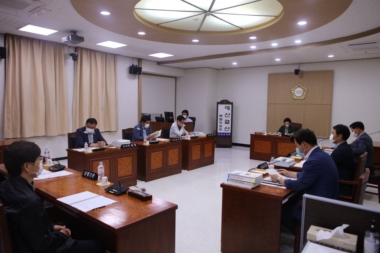 '제287회 단양군의회(정례회) 예산결산 특위' 게시글의 사진(1) '제287회 단양군의회(정례회) 예산결산 특위.JPG'