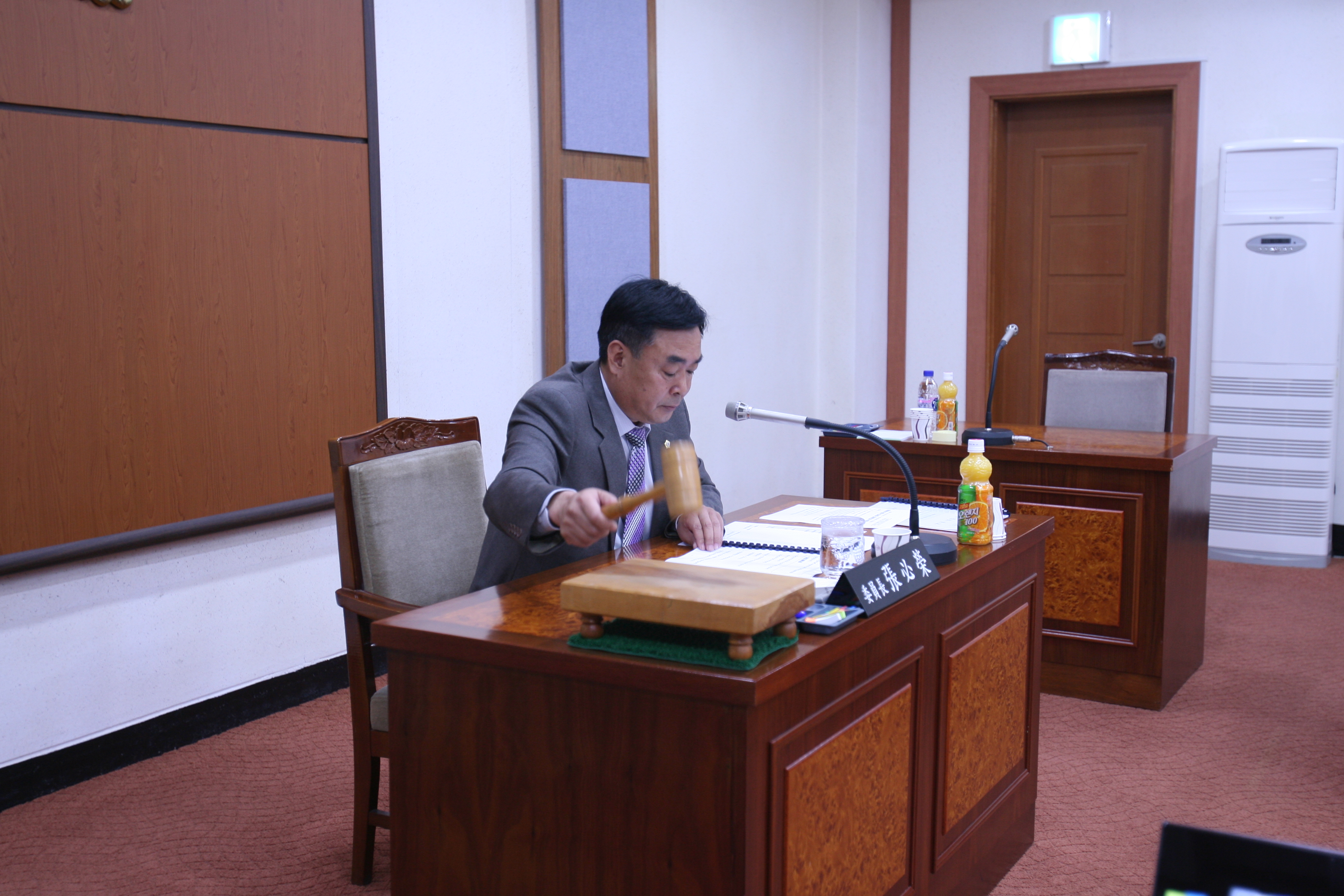 '제205회 임시회 \"조례안심사 특별위원회\" 활동' 게시글의 사진(1) '10.19.조례특위 (1).JPG' '제205회 임시회 \"조례안심사 특별위원회\" 활동' 게시글의 사진(1) '10.19.조례특위 (1).JPG'