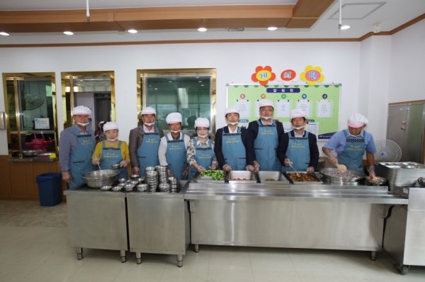 제8대 단양군의회 개원1주년 기념 충주댐효나눔복지센터 점심 배식봉사 실시