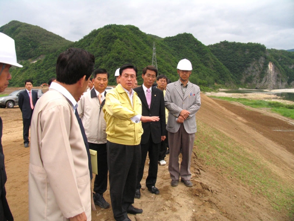 정우택 충북도지사 2006년 수해복구현장 방문(2007. 6. 9)